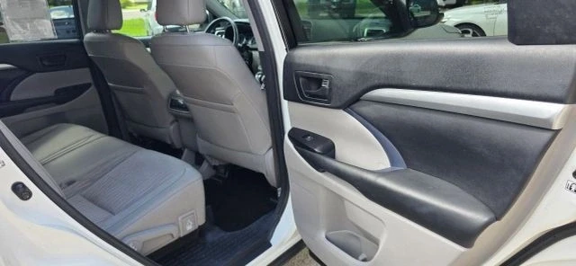 2017 Toyota Highlander - Image 17 of 21