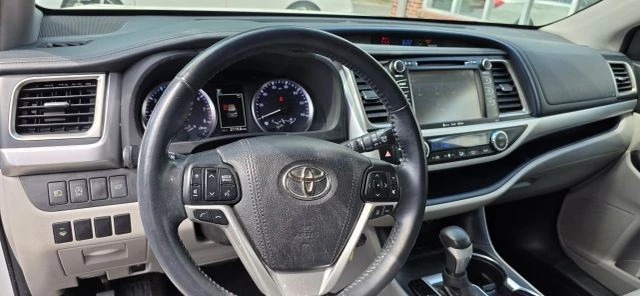 2017 Toyota Highlander - Image 12 of 21
