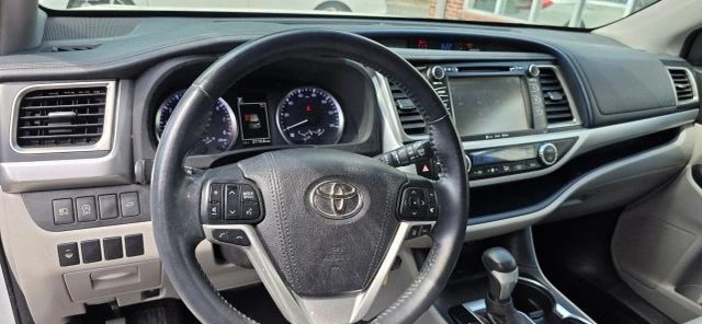 2017 Toyota Highlander - Image 12 of 21