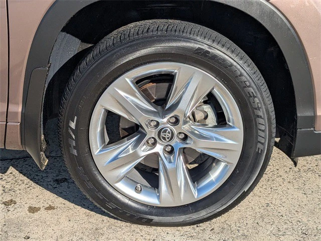 2017 Toyota Highlander - Image 13 of 21