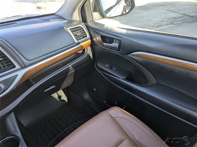 2017 Toyota Highlander - Image 17 of 21