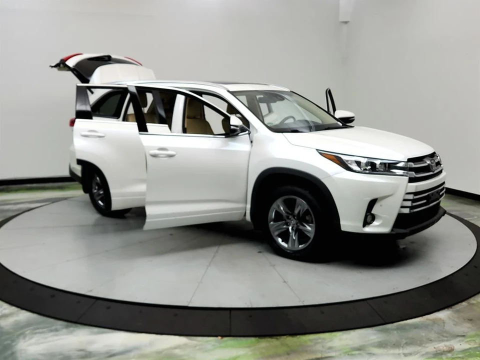 2017 Toyota Highlander - Image 10 of 21