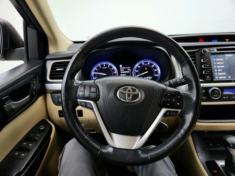 2017 Toyota Highlander - Image 25 of 31