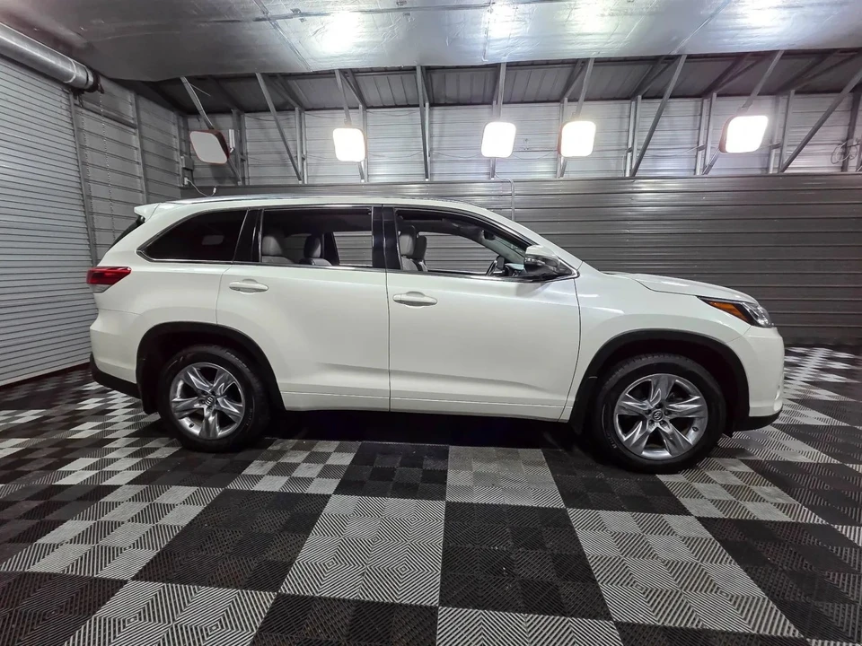 2017 Toyota Highlander - Image 10 of 12
