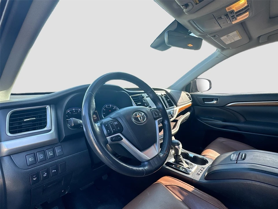 2017 Toyota Highlander - Image 8 of 14