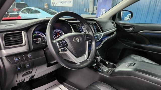 2017 Toyota Highlander - Image 8 of 12