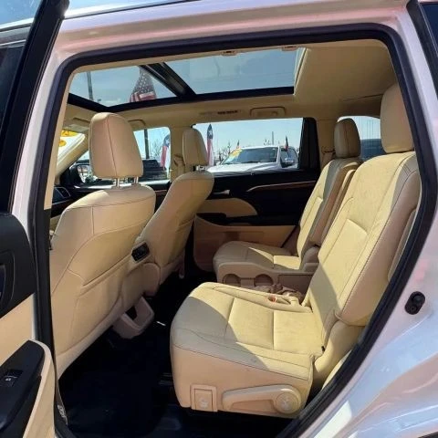 2017 Toyota Highlander - Image 8 of 16