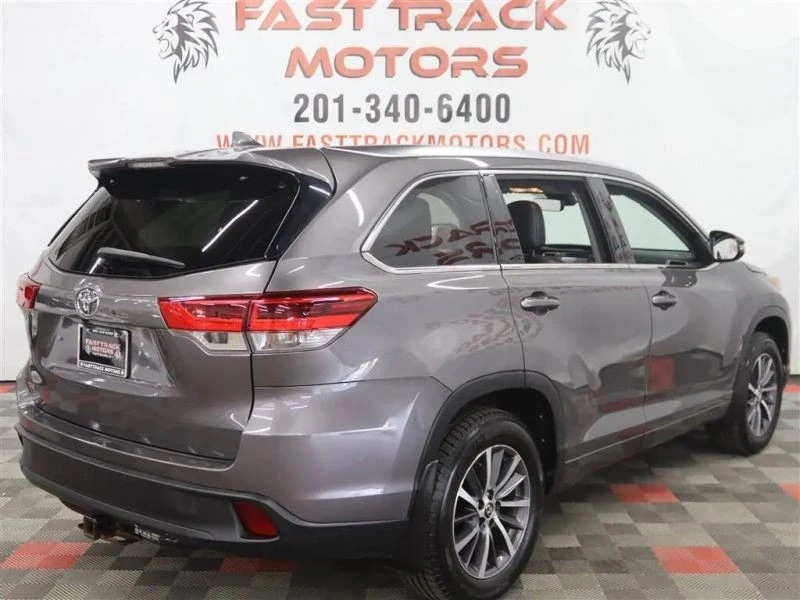 2017 Toyota Highlander - Image 6 of 12