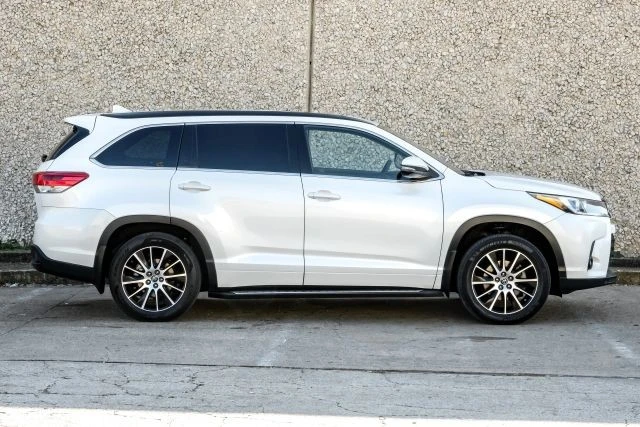 2017 Toyota Highlander - Image 9 of 21