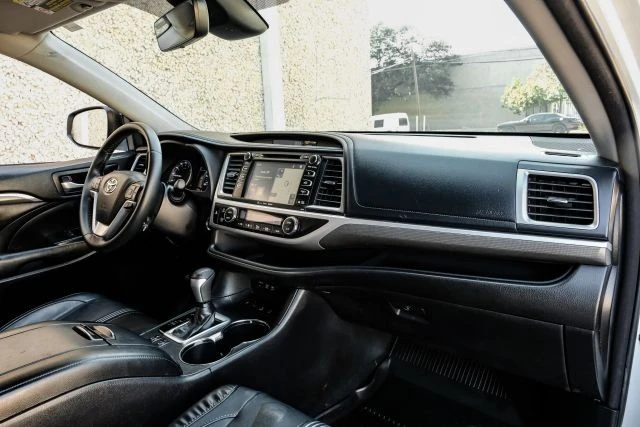 2017 Toyota Highlander - Image 16 of 21