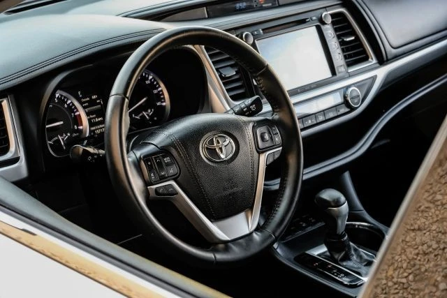 2017 Toyota Highlander - Image 19 of 21