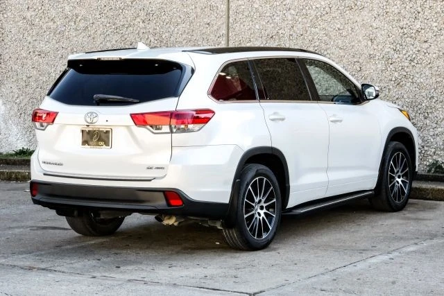 2017 Toyota Highlander - Image 10 of 21