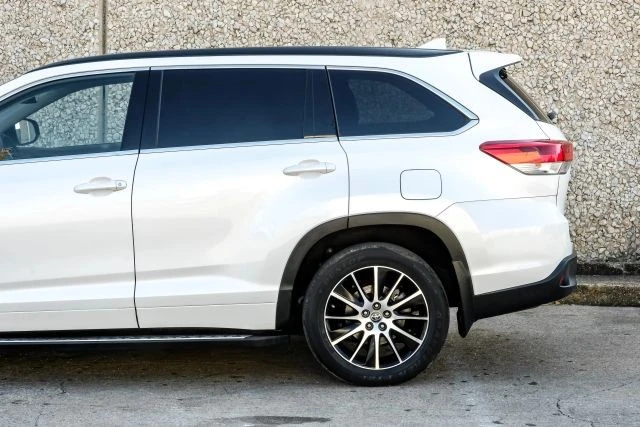 2017 Toyota Highlander - Image 15 of 21