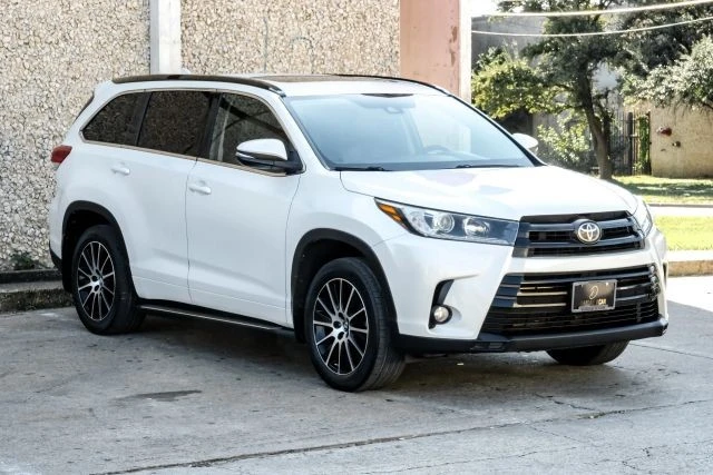 2017 Toyota Highlander - Image 8 of 21