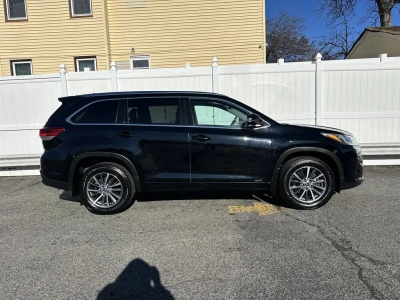 2017 Toyota Highlander - Image 8 of 12