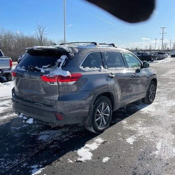 2017 Toyota Highlander - Image 8 of 12