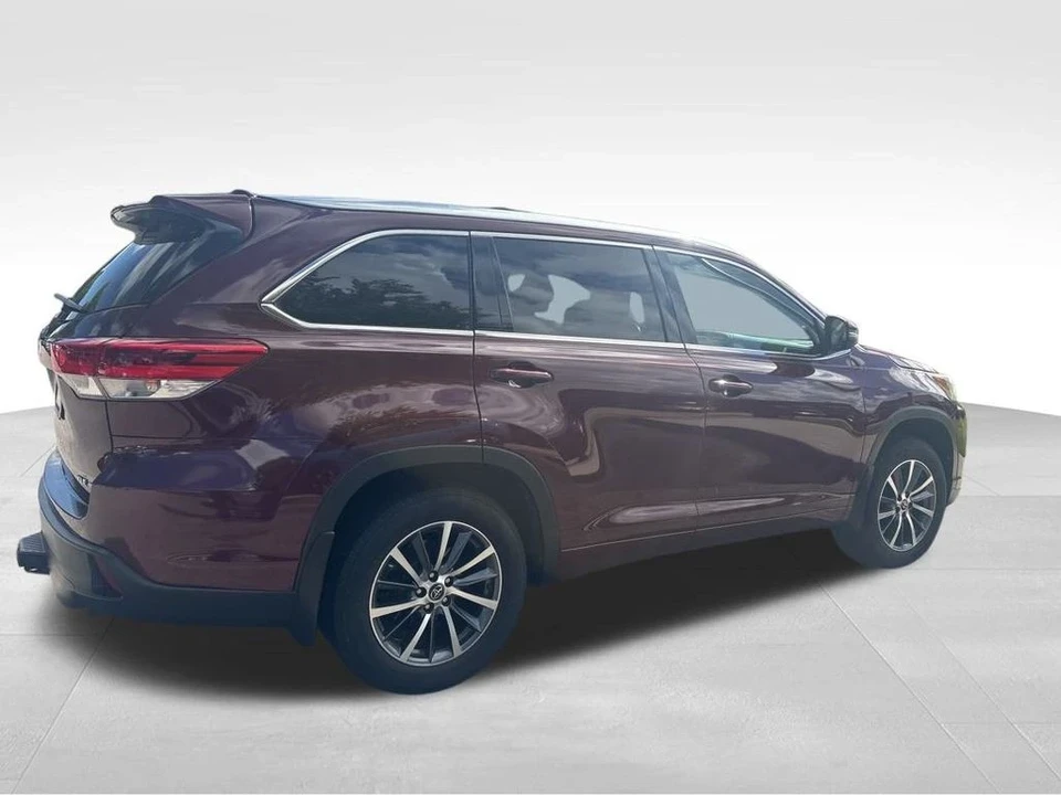 2017 Toyota Highlander - Image 10 of 12