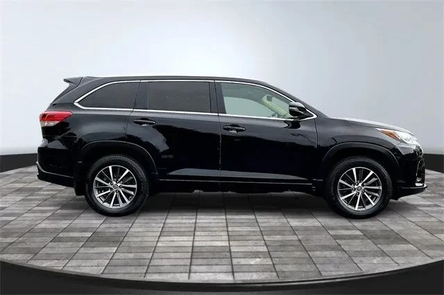 2017 Toyota Highlander - Image 8 of 12