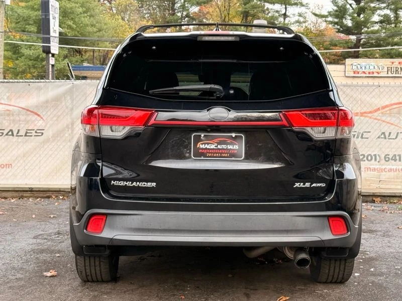 2017 Toyota Highlander - Image 10 of 12