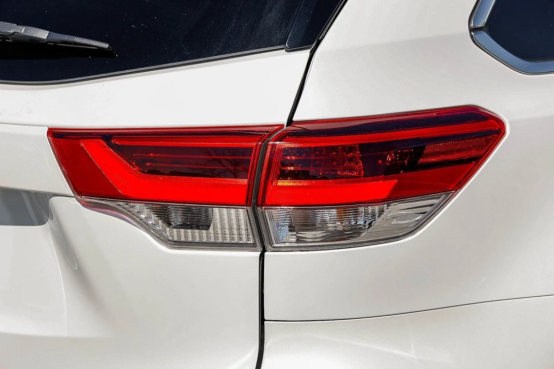 2017 Toyota Highlander - Image 9 of 21
