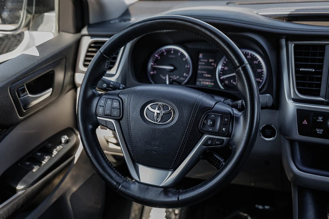 2017 Toyota Highlander - Image 14 of 21