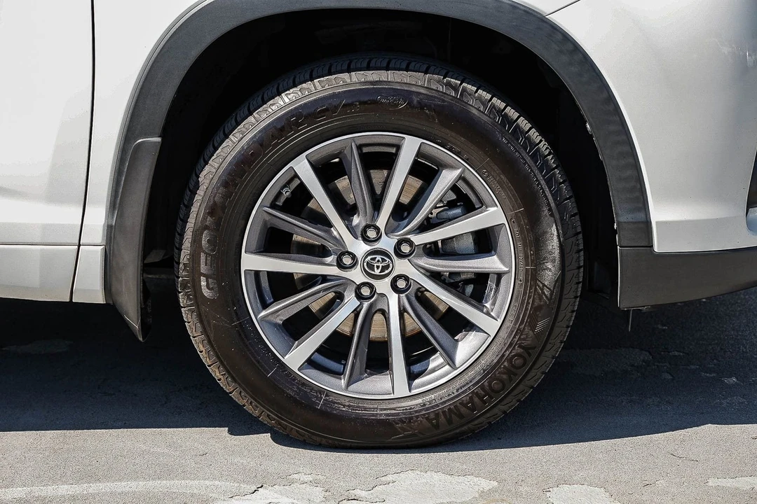 2017 Toyota Highlander - Image 10 of 21