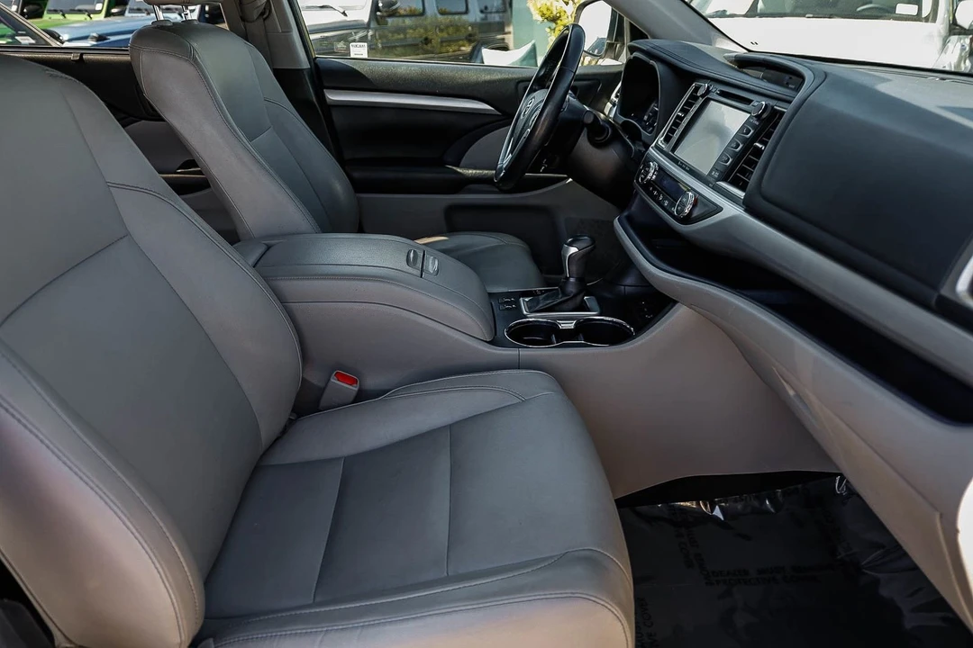 2017 Toyota Highlander - Image 18 of 21