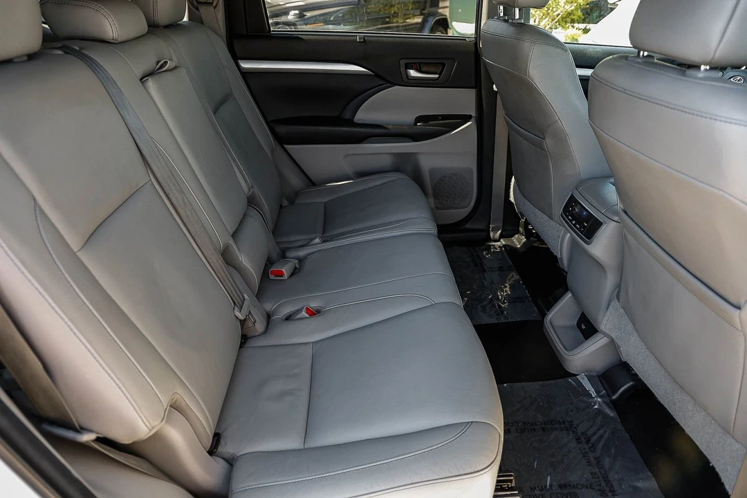 2017 Toyota Highlander - Image 19 of 21