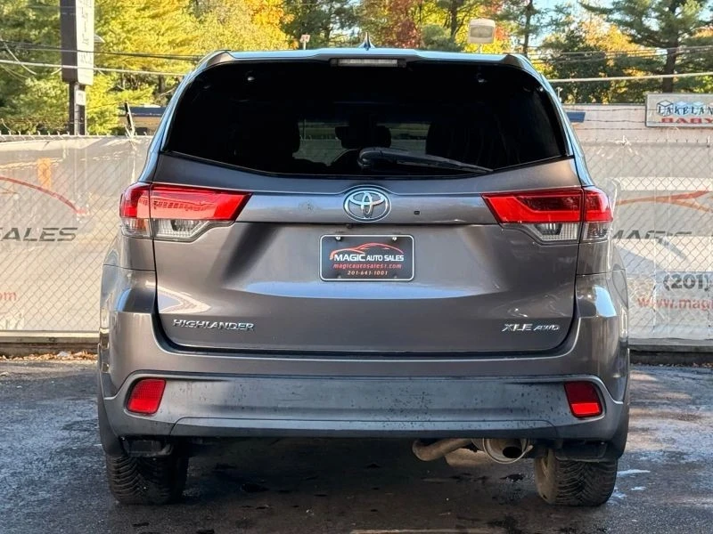2017 Toyota Highlander - Image 10 of 12