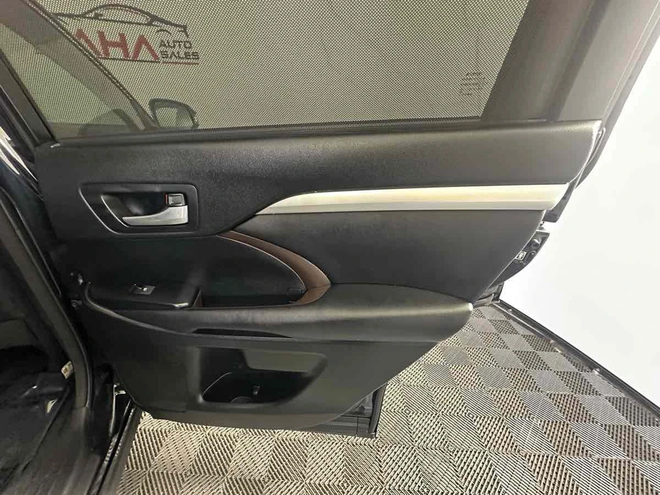 2017 Toyota Highlander - Image 19 of 21