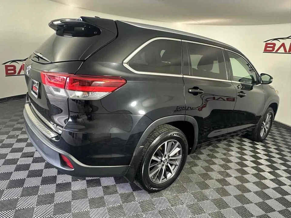 2017 Toyota Highlander - Image 8 of 21