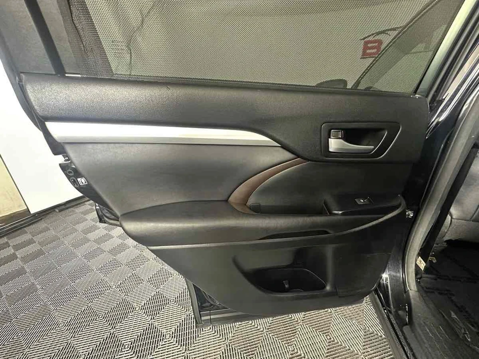 2017 Toyota Highlander - Image 17 of 21