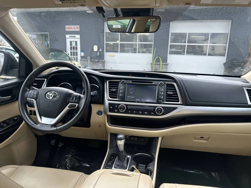 2017 Toyota Highlander - Image 12 of 21