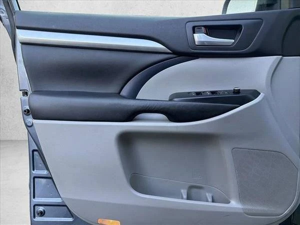 2017 Toyota Highlander - Image 10 of 21