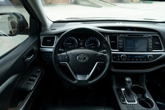 2017 Toyota Highlander - Image 18 of 30