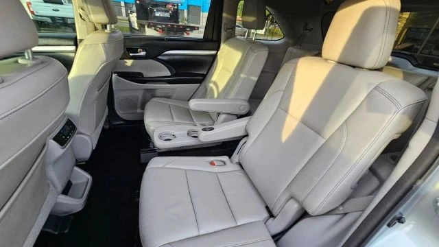 2017 Toyota Highlander - Image 17 of 21