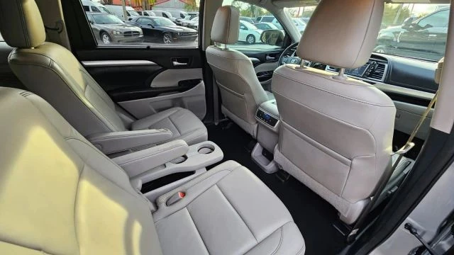 2017 Toyota Highlander - Image 15 of 21