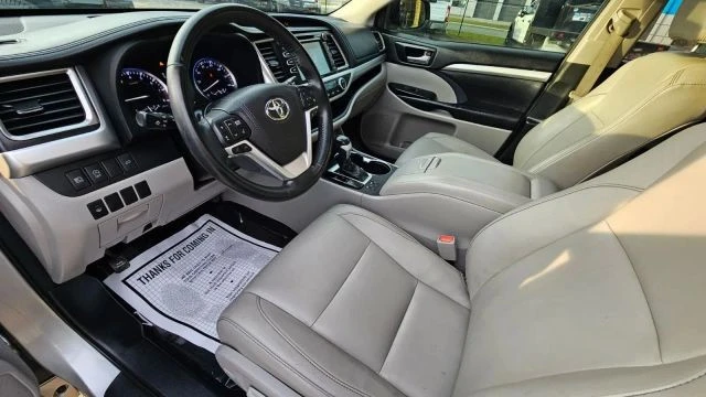 2017 Toyota Highlander - Image 18 of 21