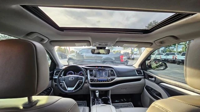 2017 Toyota Highlander - Image 13 of 21