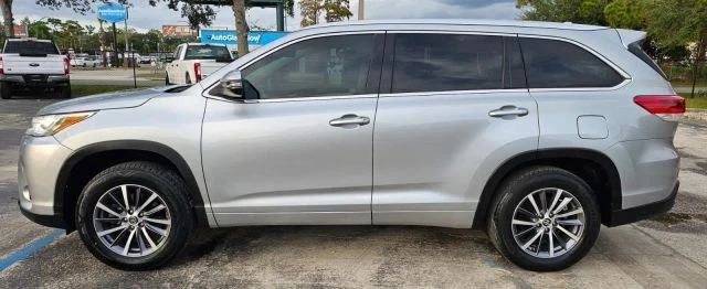 2017 Toyota Highlander - Image 9 of 21