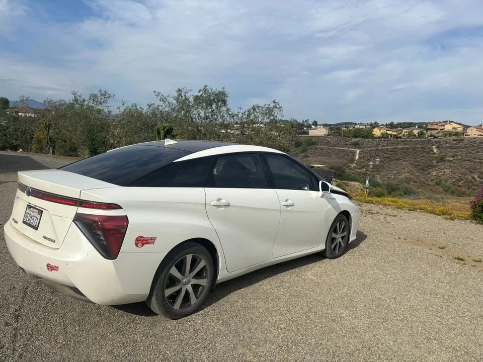 2017 Toyota Mirai - Image 2 of 7