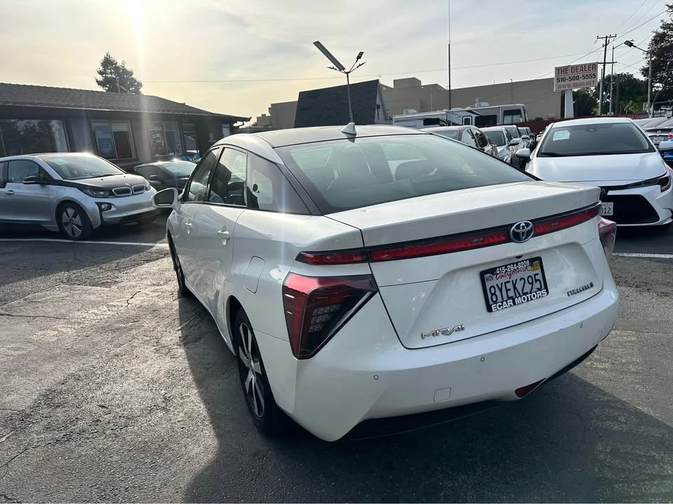 2017 Toyota Mirai - Image 4 of 9
