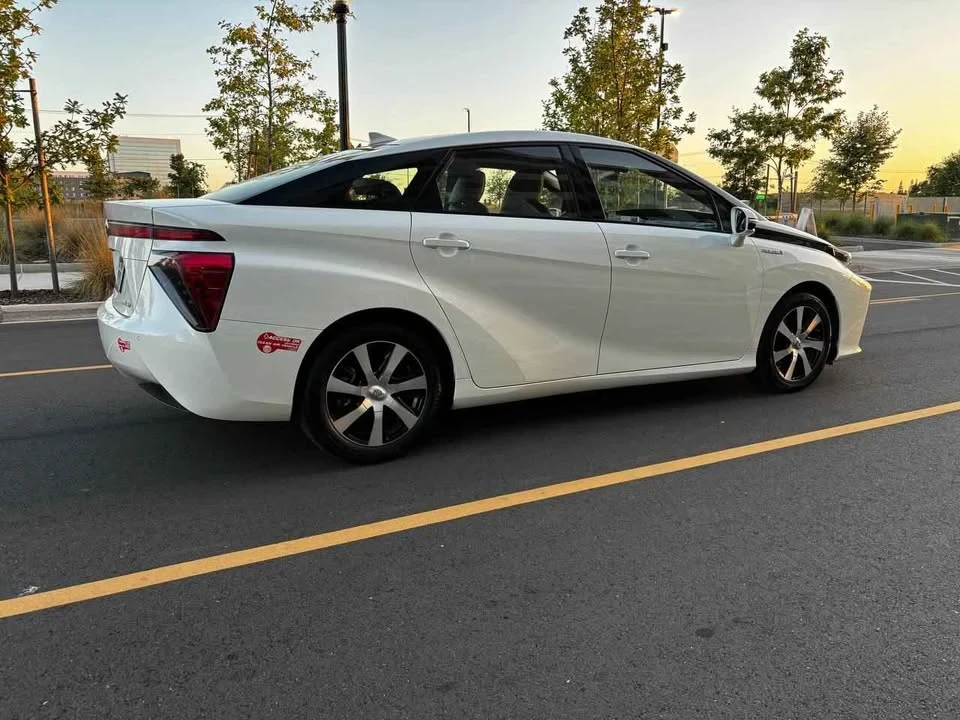 2017 Toyota Mirai - Image 8 of 19