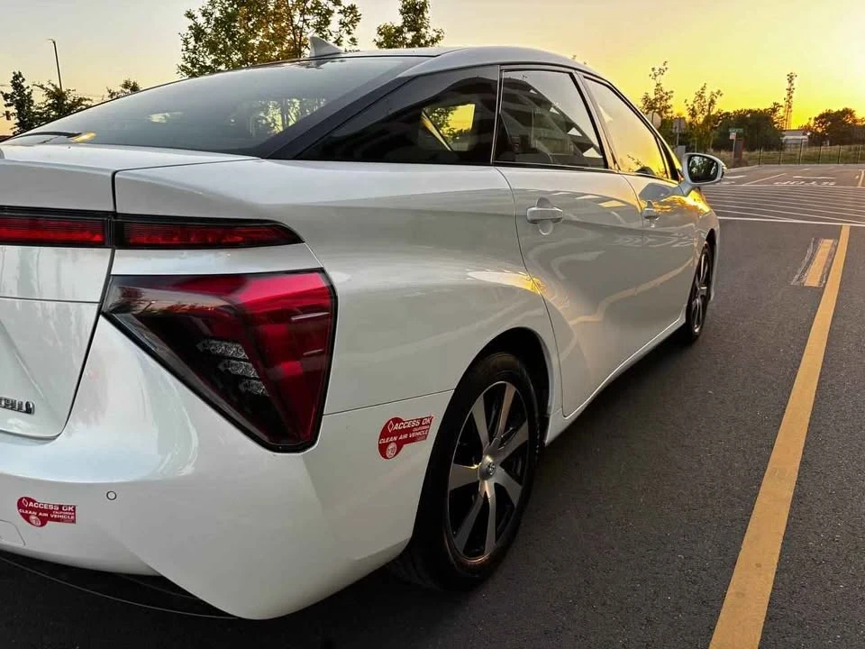 2017 Toyota Mirai - Image 7 of 19