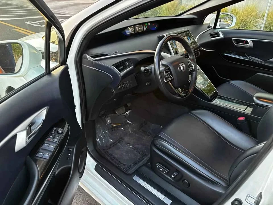 2017 Toyota Mirai - Image 14 of 19
