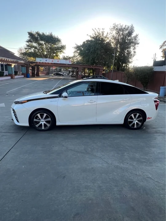 2017 Toyota Mirai - Image 2 of 7
