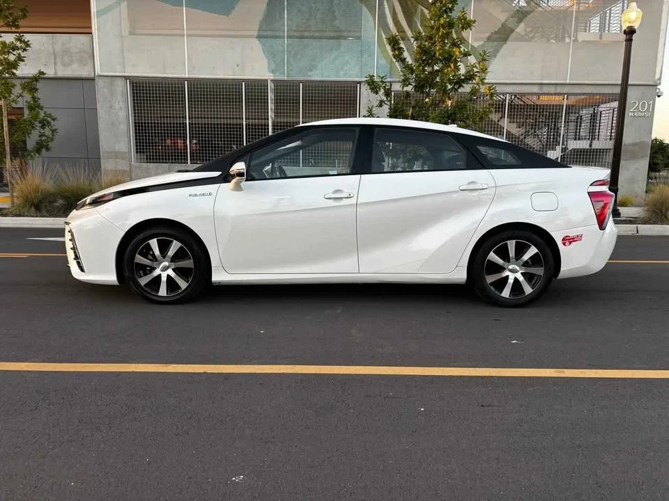 2017 Toyota Mirai - Image 4 of 19