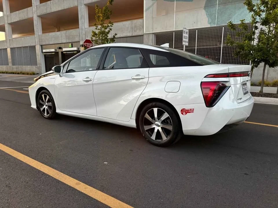 2017 Toyota Mirai - Image 5 of 19