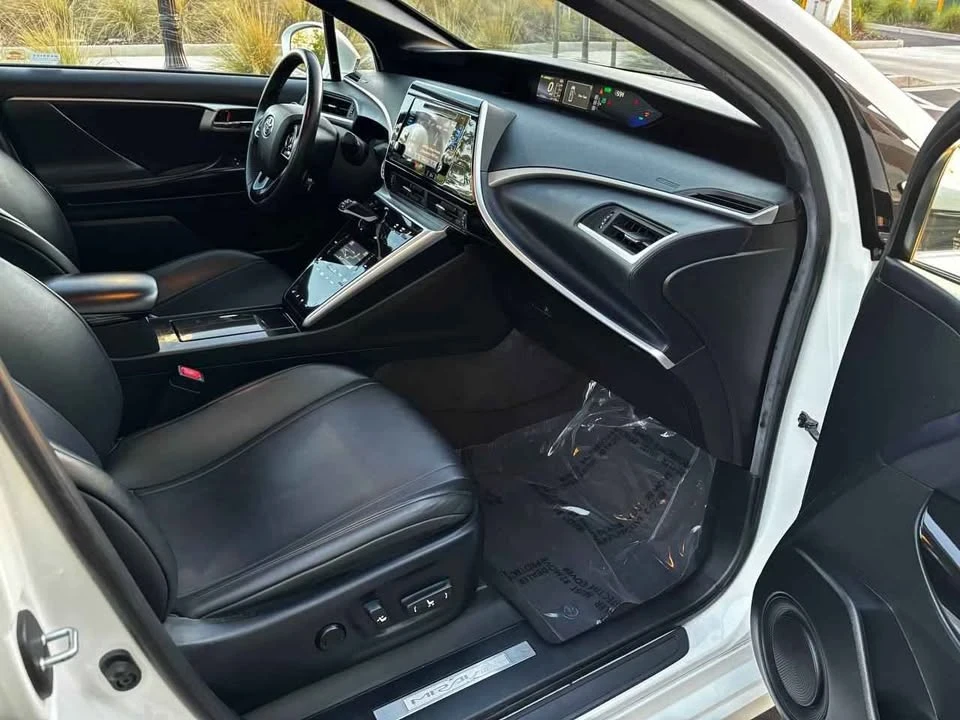 2017 Toyota Mirai - Image 12 of 19