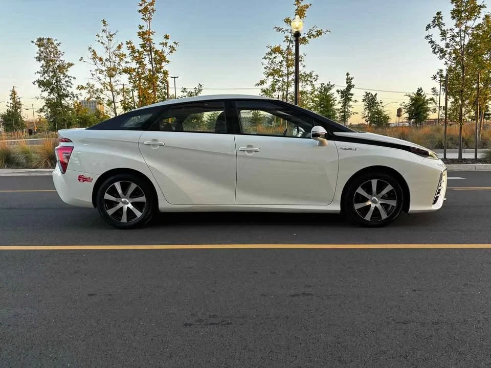2017 Toyota Mirai - Image 9 of 19